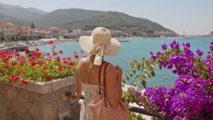 一个穿着夏装的女人在意大利港口的景色。