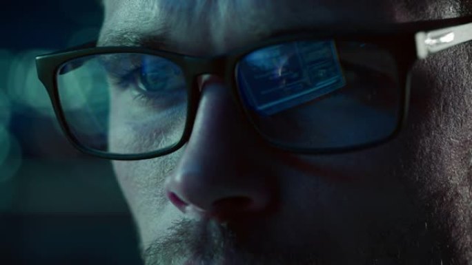 在计算机上工作的软件工程师的特写肖像，在眼镜中反射的代码行。开发人员使用机器学习，AI算法，大数据开