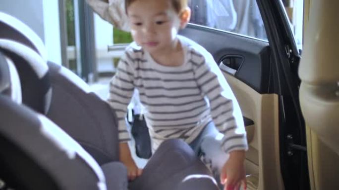 小男孩自己去汽车座椅婴儿