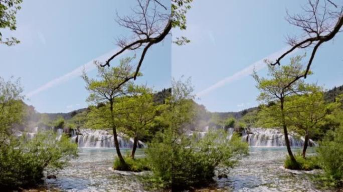 克尔卡国家公园的Skradin瀑布，从远处可以看到，前面有积水