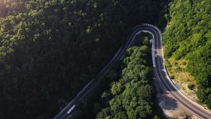 蜿蜒的道路在山上正上方