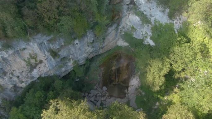 空中: 在斯洛文尼亚偏远地区的高耸悬崖和瀑布上方飞行