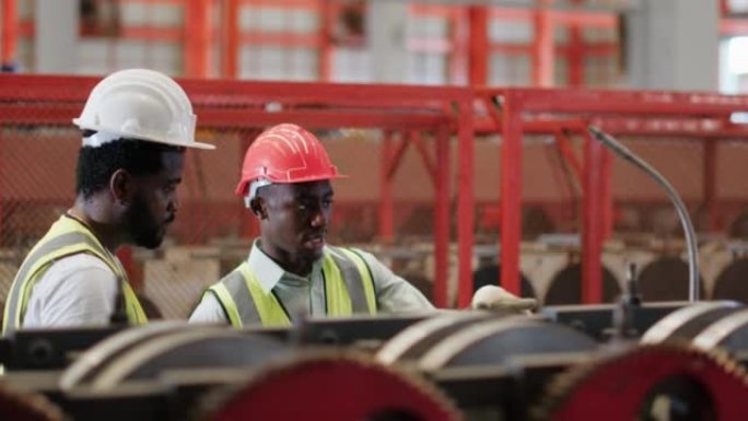 重工业工程师在工厂生产线咨询