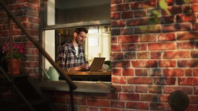 男性软件工程师在现代公寓工作时在笔记本电脑上编码。专业的IT专家创建应用程序。远程工作自由职业者。从