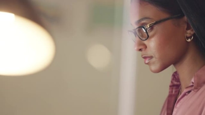 女商人，办公室和戴眼镜的工作，以集中精力和专注于工作场所。印度企业职业女孩在工作空间与眼镜的视觉清晰