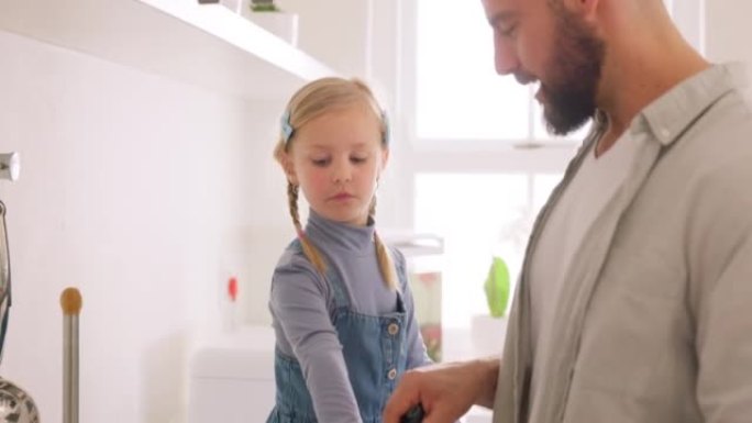 女童学习烹饪，父亲在厨房里用平底锅教孩子，并在加拿大家中一起制作鸡蛋早餐。快乐的父母与食物、儿童发展