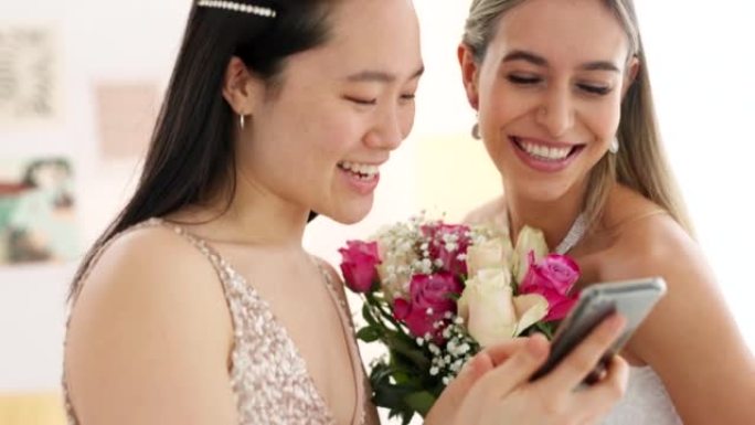 新娘、伴娘和婚礼照片，手机上有鲜花或花束、时尚礼服和社交媒体激动的微笑。结婚典礼前拥有移动智能手机的