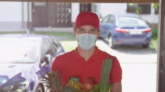 肖像快递员在冠状病毒封锁期间将有机农产品带到您的家中