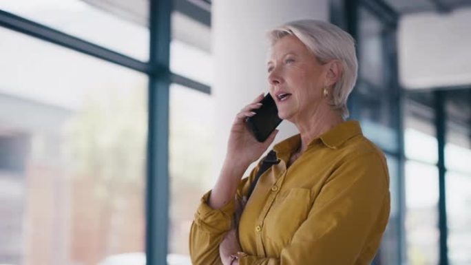 高级，女人和在办公楼的一个窗口打电话进行谈判，建议和建立联系。老年人、女士和企业家在网上讨论时寻求建