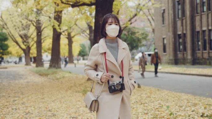 在日本旅行时参加秋季假期的女人