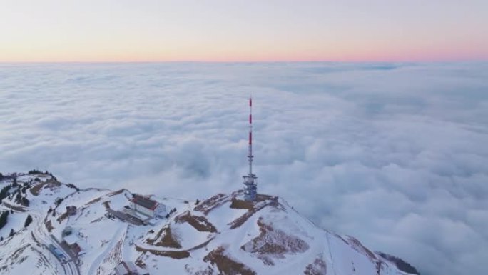 瑞士卢塞恩瑞士阿尔卑斯山里吉山顶的电信塔。