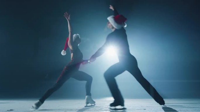 在圣诞节期间的比赛中，几名戴着圣诞老人帽子的花样滑冰运动员在溜冰场上进行双人滑冰编排的电影镜头。假期