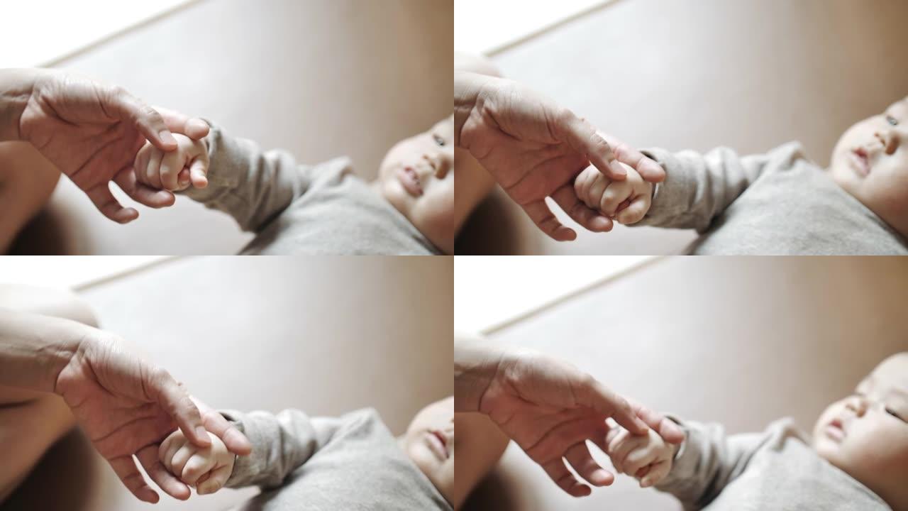 新生婴儿握着母亲的手