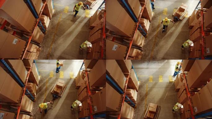 自上而下的提升视图: 工人使用手动托盘车移动纸板箱，在零售仓库的货物成排的货架之间行走。人们在产品配