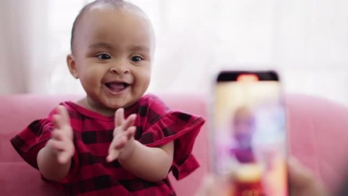 带有社交媒体智能手机技术的婴儿实时视频