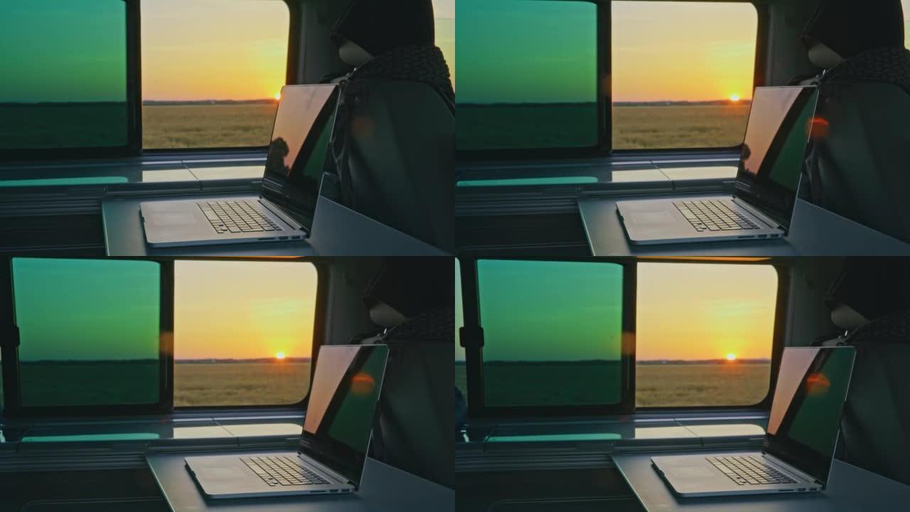 日落时露营车内桌子上的DS笔记本电脑