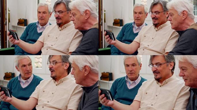 男性老年朋友使用手机