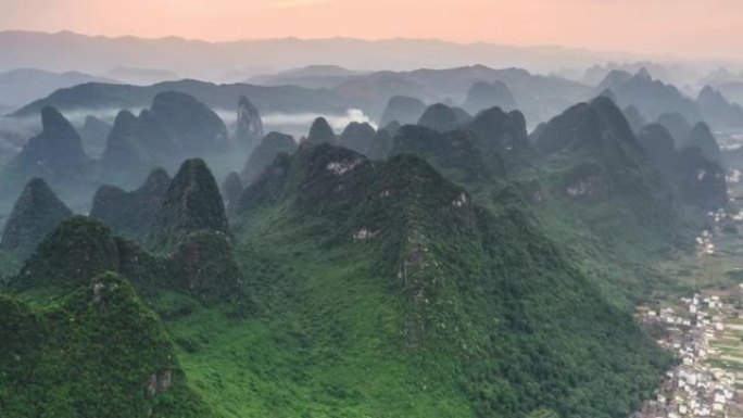 在喀斯特峡谷，人们生活在农村