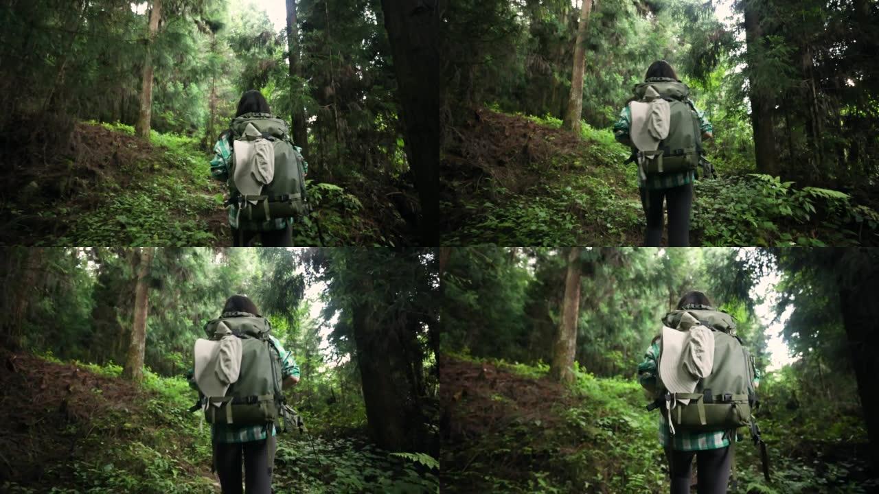 女人在森林里徒步旅行