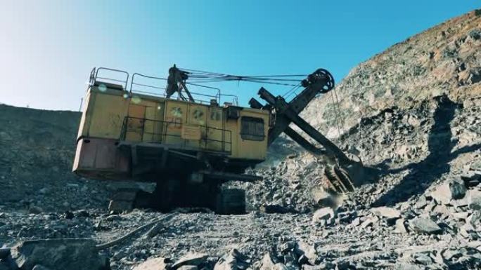 工业机器正在矿场挖掘矿石