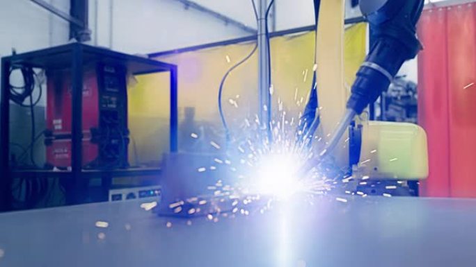 机械臂，工厂中的钢焊接和数字自动化，工作中的制造或AI精度。用于网络创新或自动化工业机械的仓库中的金