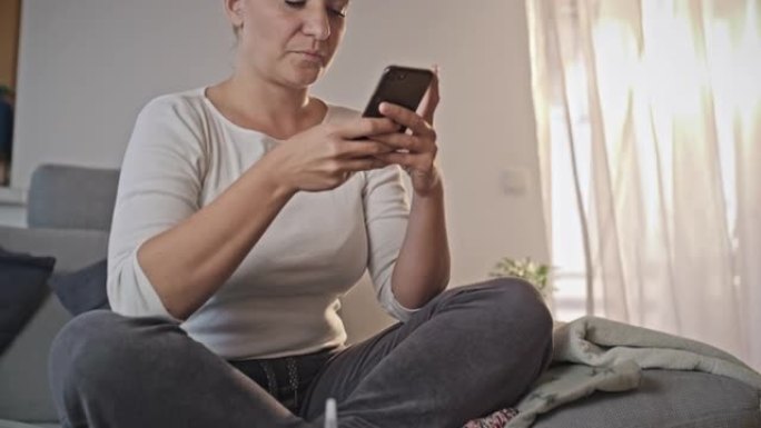 女人在等待头发染色时使用智能手机