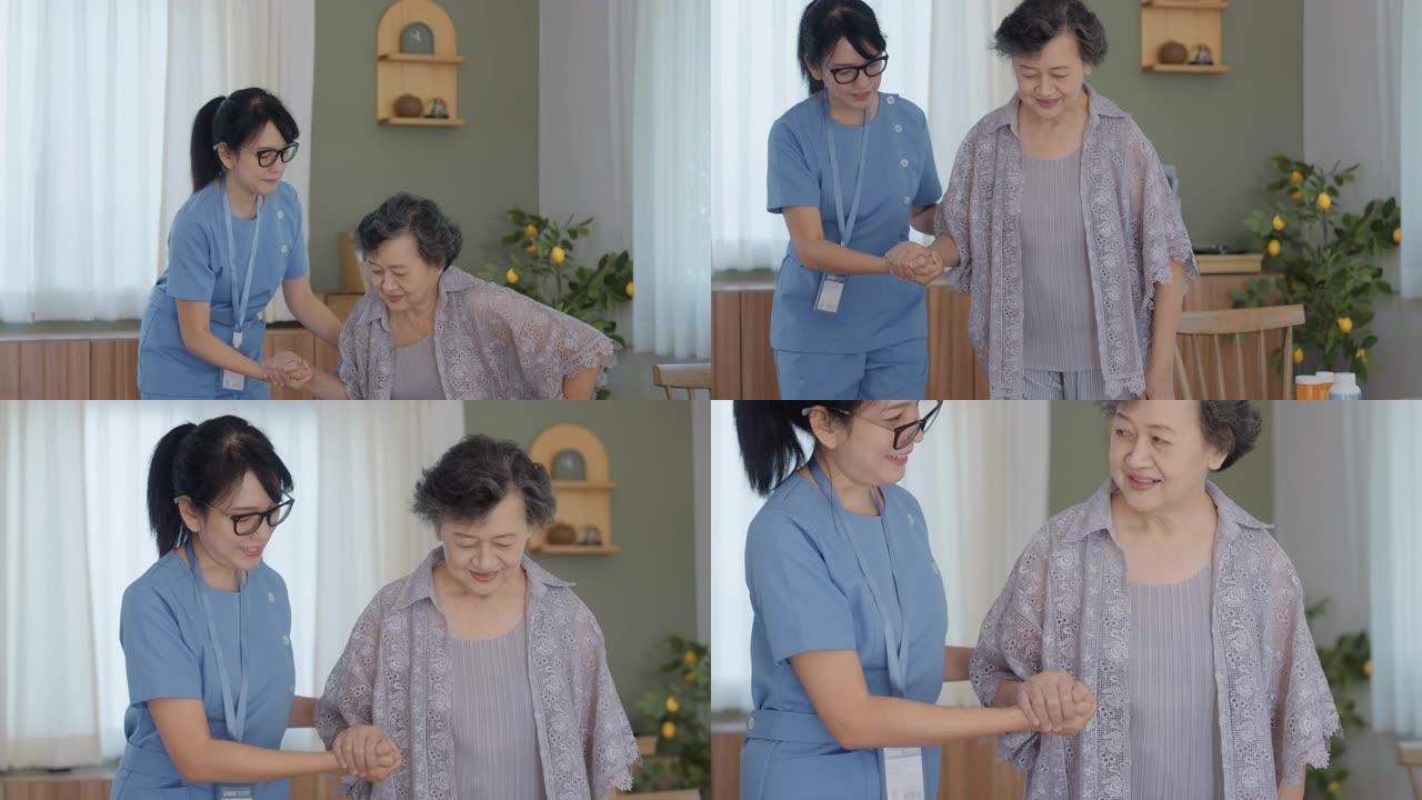 女性理疗师帮助老年患者在家散步锻炼。