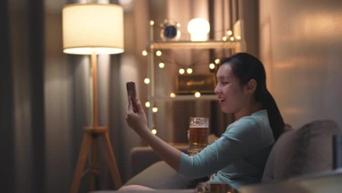 亚洲女性敬酒并加入虚拟欢乐时光