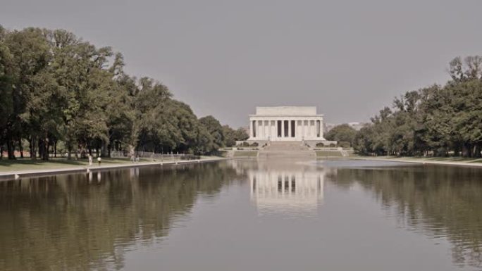 林肯纪念堂。大池中的倒影。自然背景。