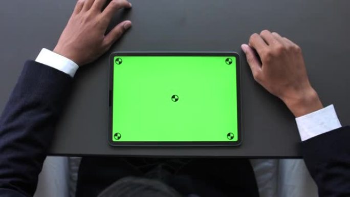 商人使用数字平板电脑绿屏