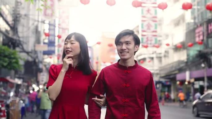 微笑的夫妇在中国市场度过了长周末。