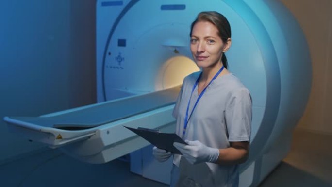 带核磁共振机的女性放射科医生肖像