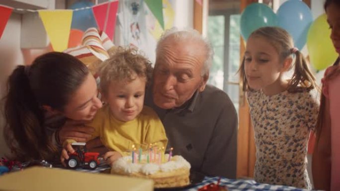一个小家庭聚集在生日蛋糕周围吹蜡烛的肖像。家庭成员举办派对庆祝祖父的生日。他们欢呼鼓掌