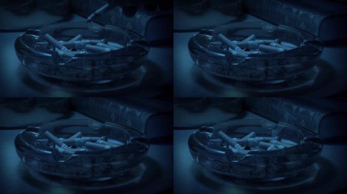 香烟在黑暗中的烟灰缸中熄灭