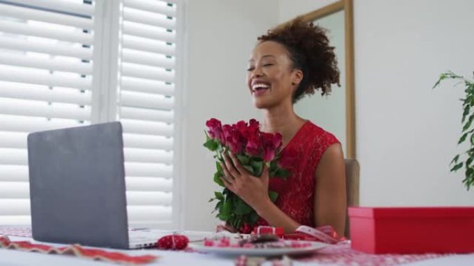 情人节约会视频通话中的快乐混血女人，手持粉红玫瑰