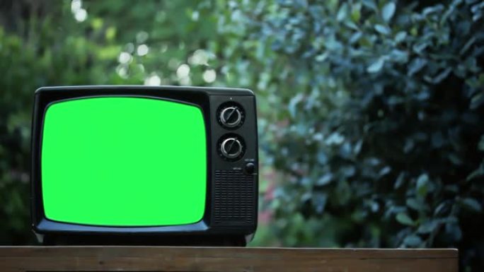 户外绿屏老式电视机。放大。4k分辨率。