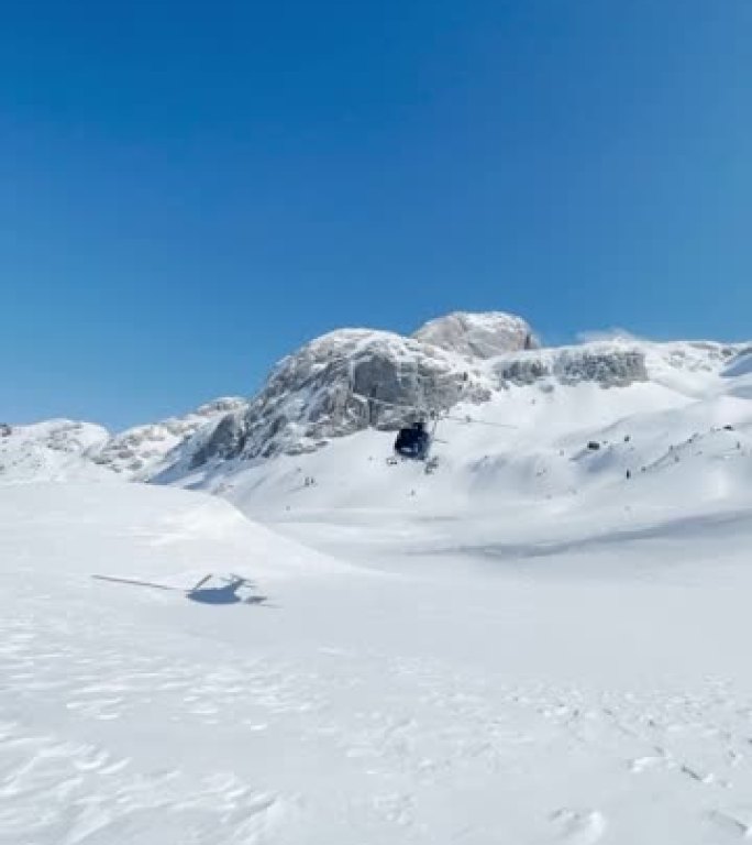 低角度视图: 放下滑雪板和滑雪者后的直升机天桥