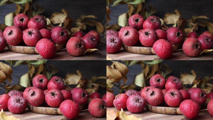 木桌上的山楂红果酸枣红果子药材