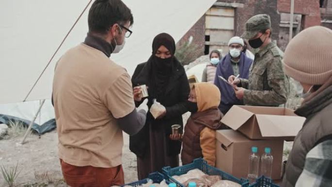 向难民提供食物的志愿者团队
