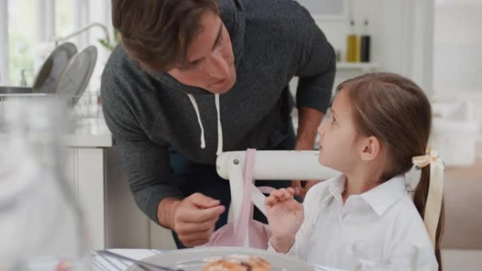 父亲为女儿准备早餐华夫饼可爱的小女孩在家厨房享受美味的自制饭菜4k