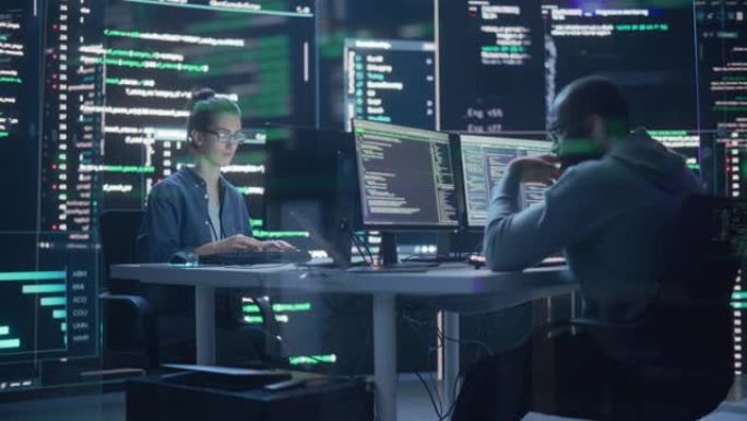 两名在监控控制室工作的程序员的肖像，周围是大屏幕，显示编程语言代码行。不同开发人员创建软件和编码的肖