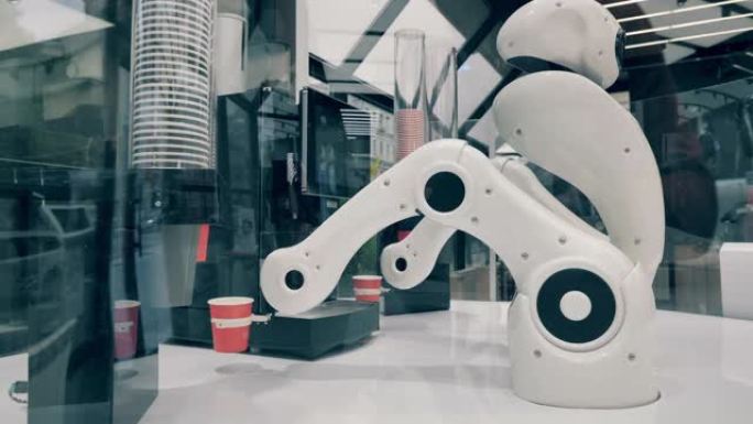 机器人正在使用手臂来重新放置一杯咖啡