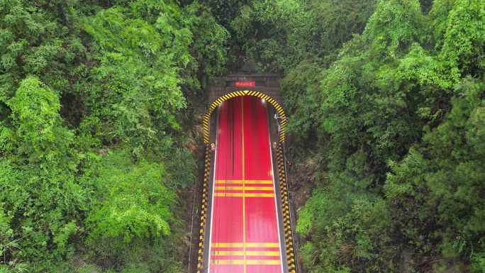 俯瞰网红隧道车流  神仙岭隧道