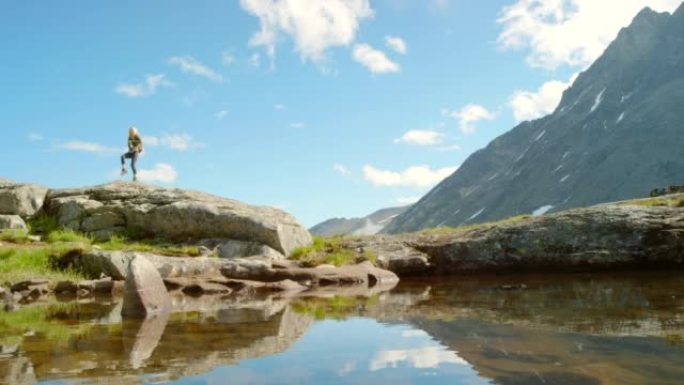 4k视频片段，一个无法识别的女人在探索m ø re og Romsdal的山脉时兴奋地跳舞