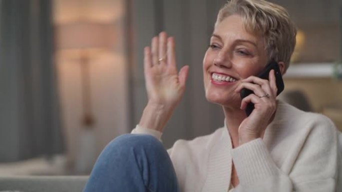4k视频片段，一名高级妇女坐在家里用手机聊天