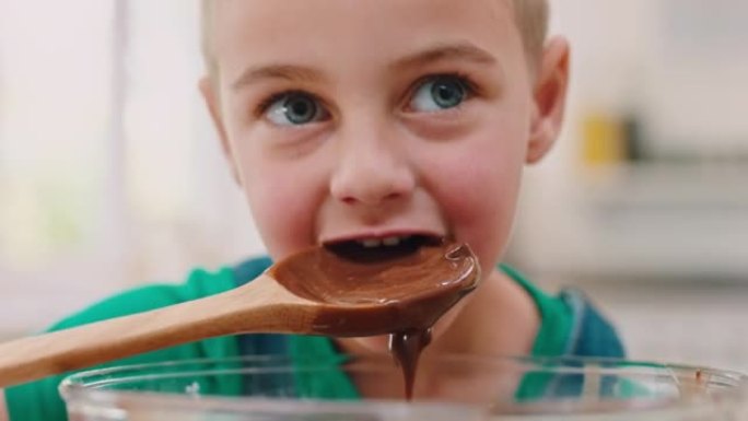 巧克力，面部和儿童在烘烤时在家庭厨房中吃汤匙的甜点食品，以品尝蛋糕，松饼或调味汁。快乐的男孩孩子在英