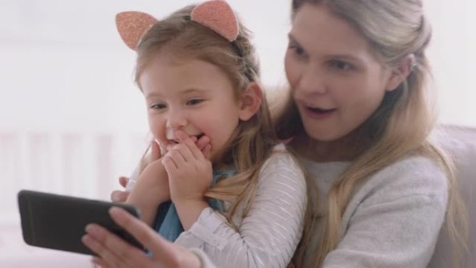 母亲和孩子使用智能手机进行视频聊天小女孩与妈妈挥舞着分享假期周末与女儿享受在手机上聊天4k镜头