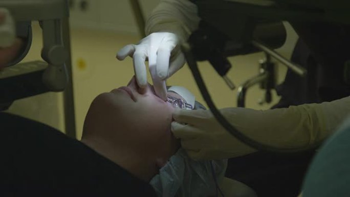 激光眼科手术第二步: 用机器打开眼睑