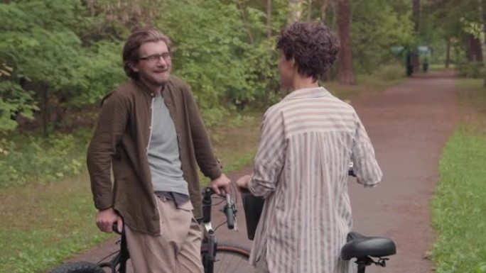 在森林里与自行车聊天的夫妇
