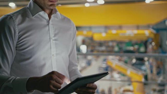 SLO MO无法识别的工程师在工厂内使用数字平板电脑